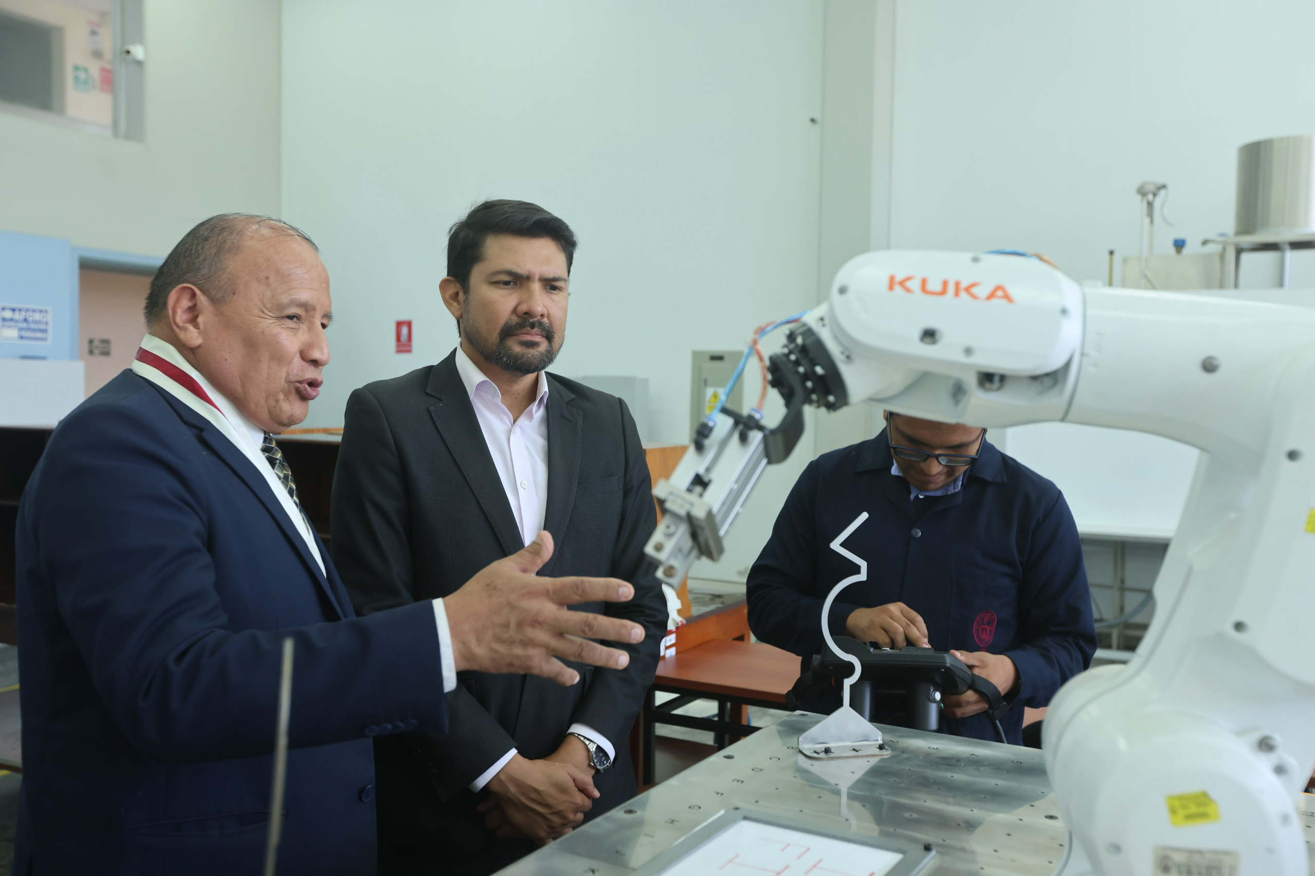 SENAJU celebra el lanzamiento de la primera carrera de Ingeniería Aeroespacial en el Perú