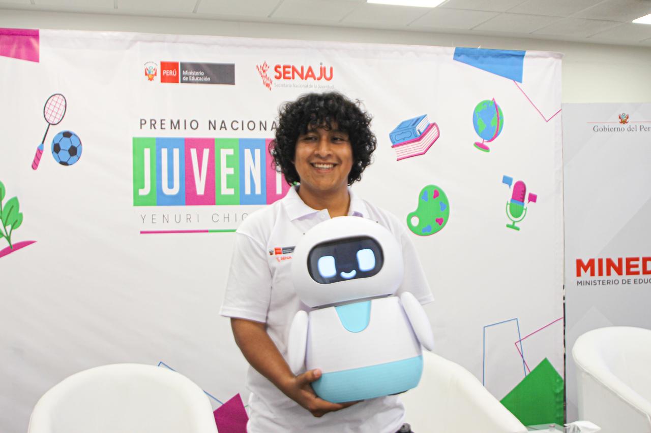 Joven crea robot para acompañar a niños hospitalizados y gana el Premio Nacional de la Juventud